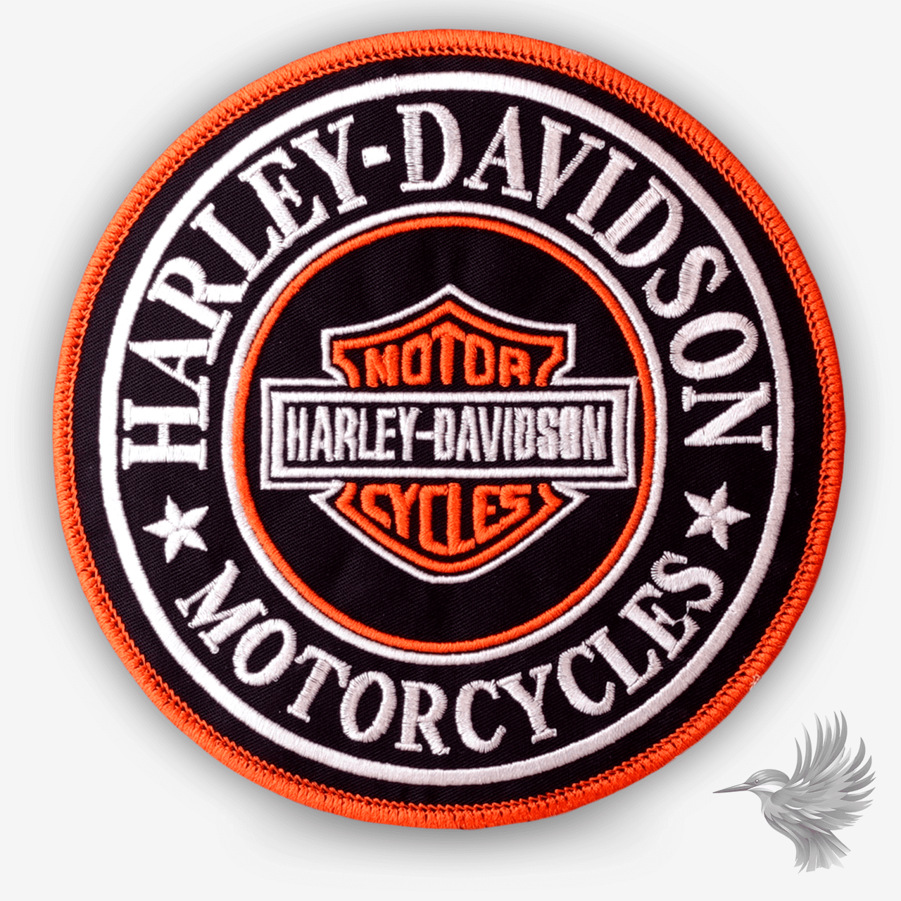 Rundt Harley-Davidson patch i sort, orange og hvid med klassisk logo og teksten “Harley-Davidson Motorcycles”.