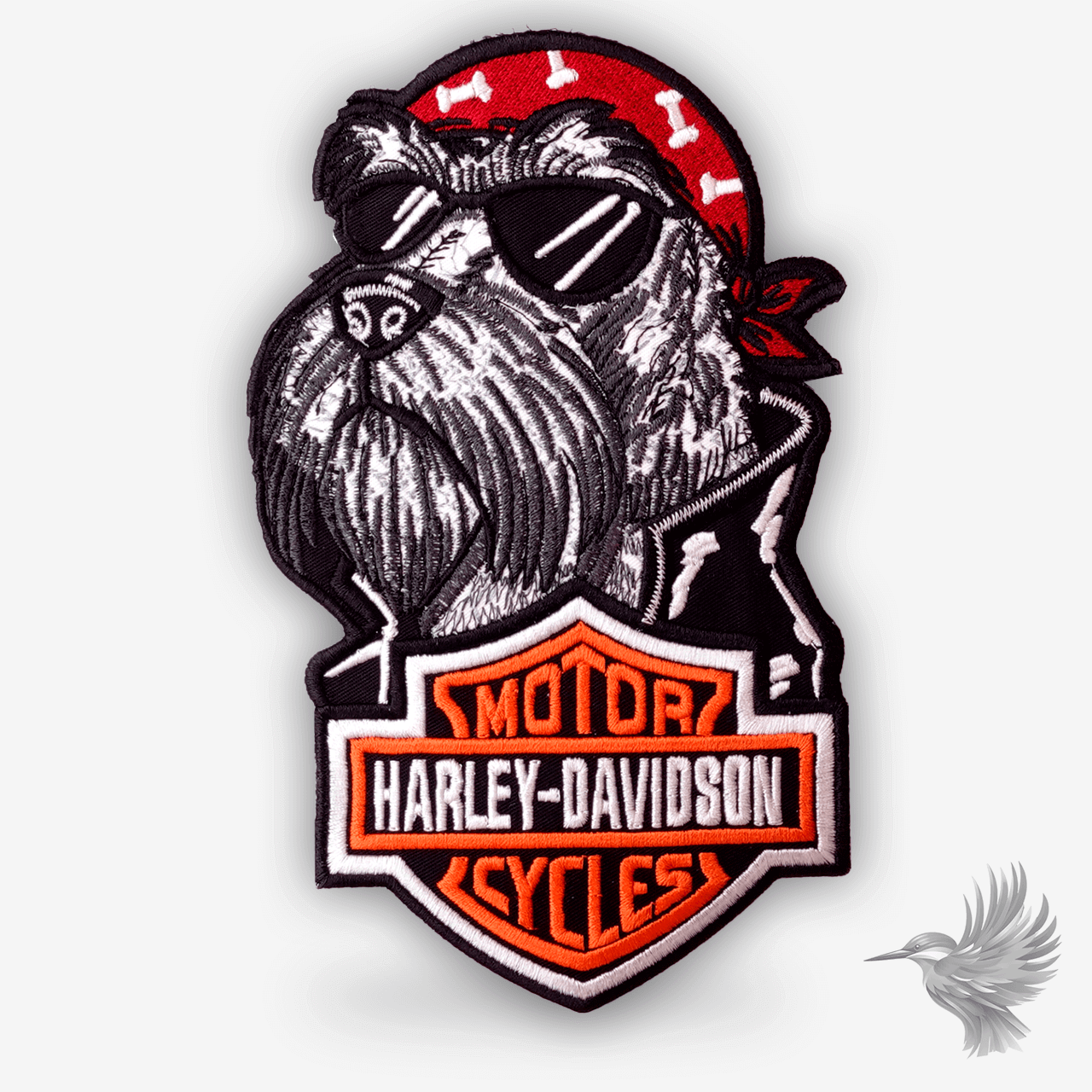 Broderet biker patch med grå hund i solbriller, rød bandana og Harley Davidson logo