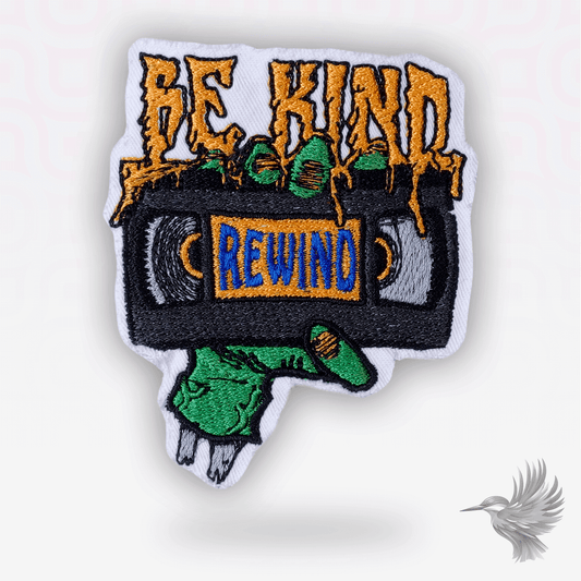 Be Kind Rewind strygemærke zombiehånd – broderet stofmærke med VHS-bånd og zombiehånd, retro patch til tøj, jakker og tasker.