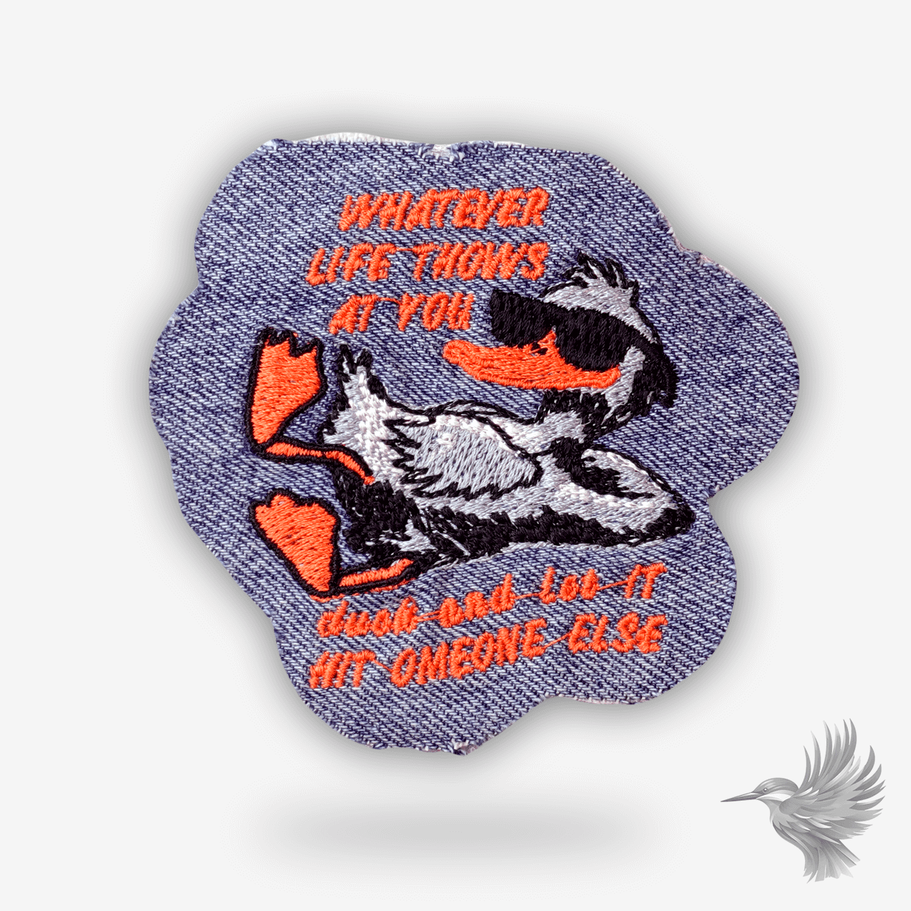 Patch med sjov and i solbriller og teksten “Whatever life throws at you – duck and let it hit someone else”, broderet på baggrund af genbrugs denim