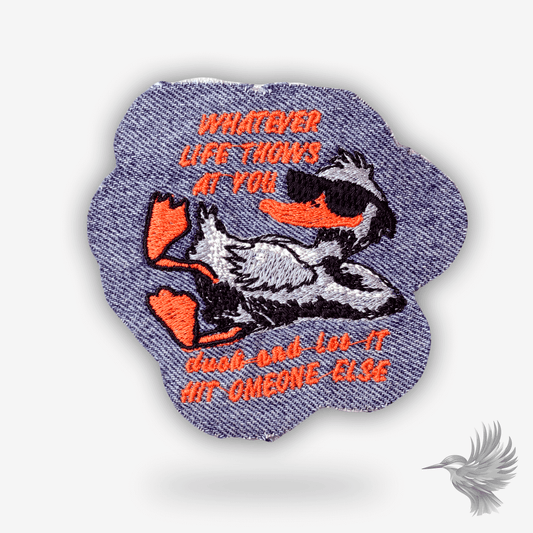 Patch med sjov and i solbriller og teksten “Whatever life throws at you – duck and let it hit someone else”, broderet på baggrund af genbrugs denim