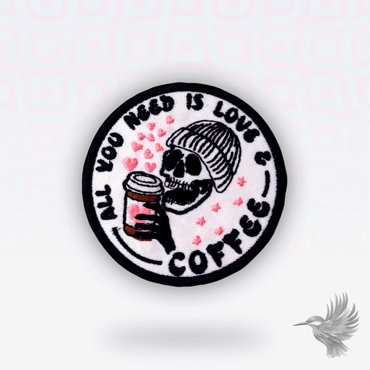 All You Need Is Love & Coffee strygemærke – rundt broderet patch med kranie, kaffekop og tekst til streetwear, jakker og caps.