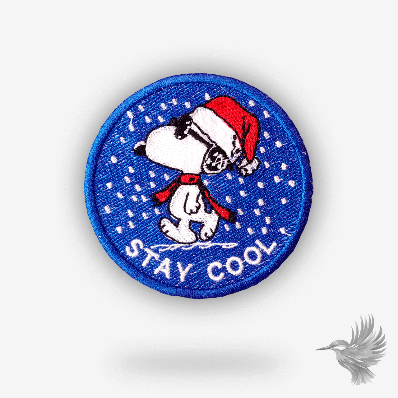 Broderet patch med Snoopy (Nuser) iført nissehue, halstørklæde og solbriller i snevejr med teksten “Stay Cool”