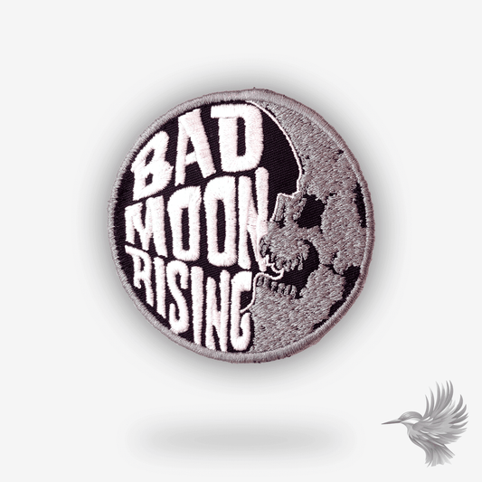 Broderet patch med teksten “Bad Moon Rising” og en ulv/dæmon i måneform – sort og grå nuancer