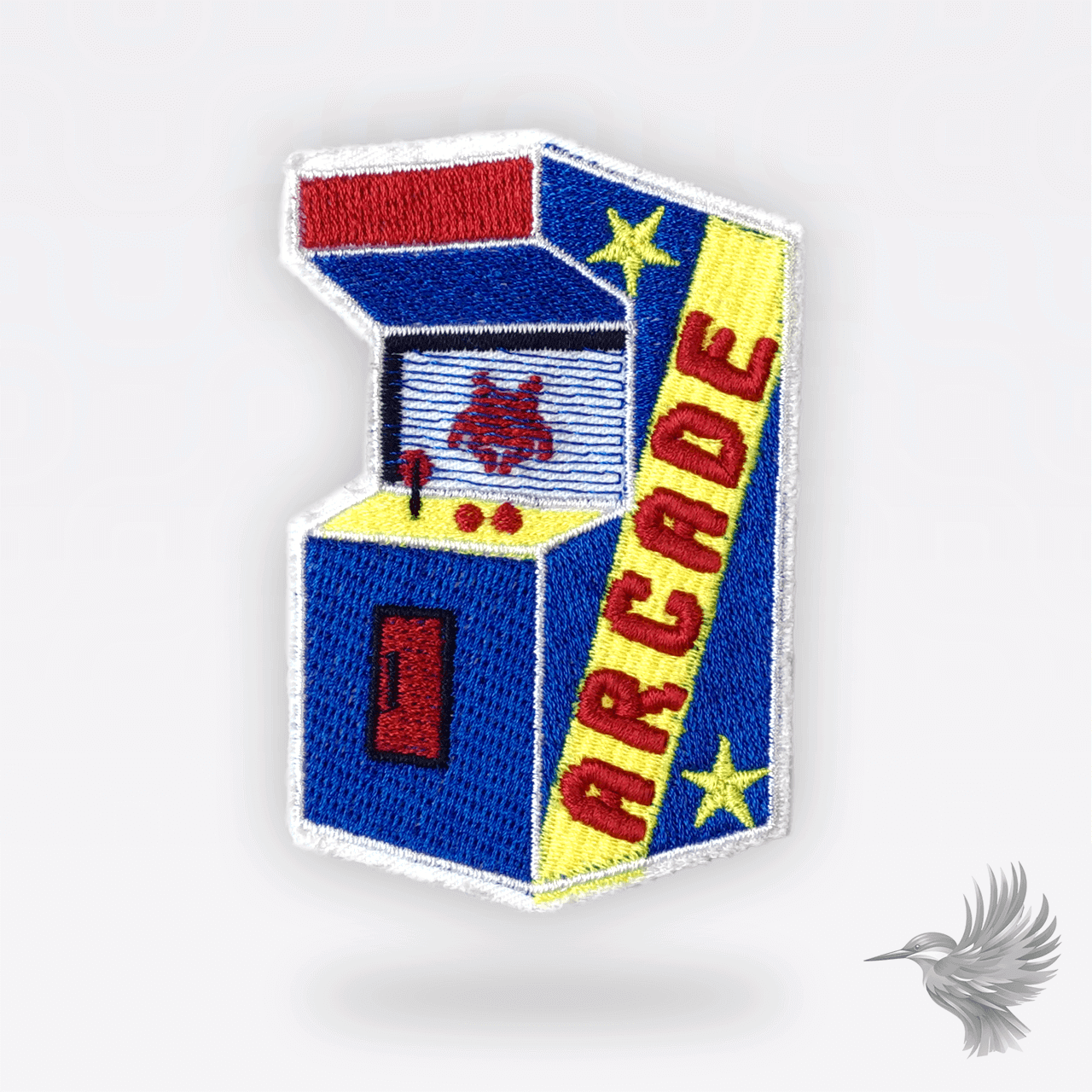 Arcade strygemærke – broderet patch med retro spillemaskine i blå, gul og rød til gaming og streetwear.