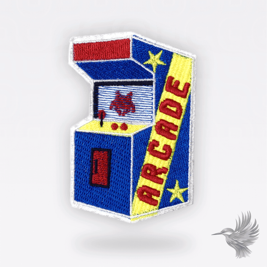 Arcade strygemærke – broderet patch med retro spillemaskine i blå, gul og rød til gaming og streetwear.