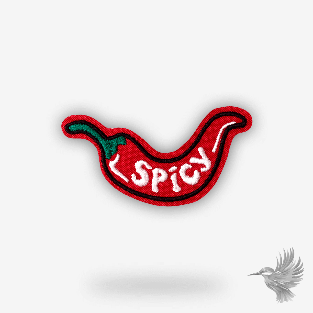Broderet patch formet som en rød chili med hvid tekst “Spicy” og grøn stilk