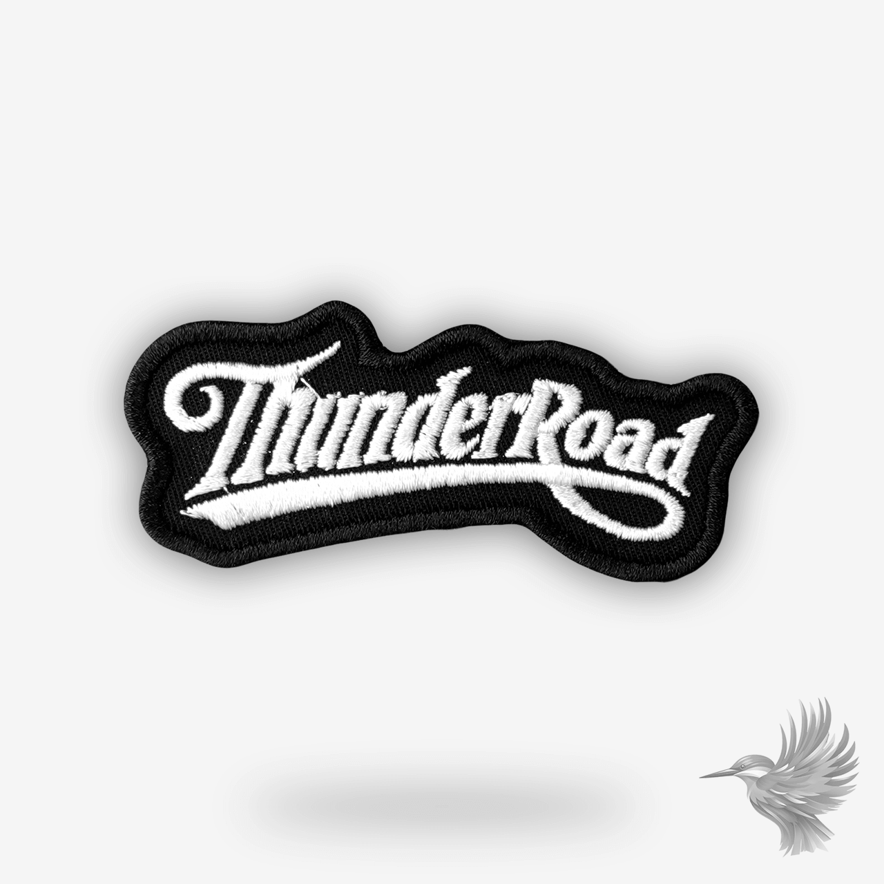Broderet patch med teksten “Thunder Road” i hvid script på sort baggrund – retro rock’n’roll stil