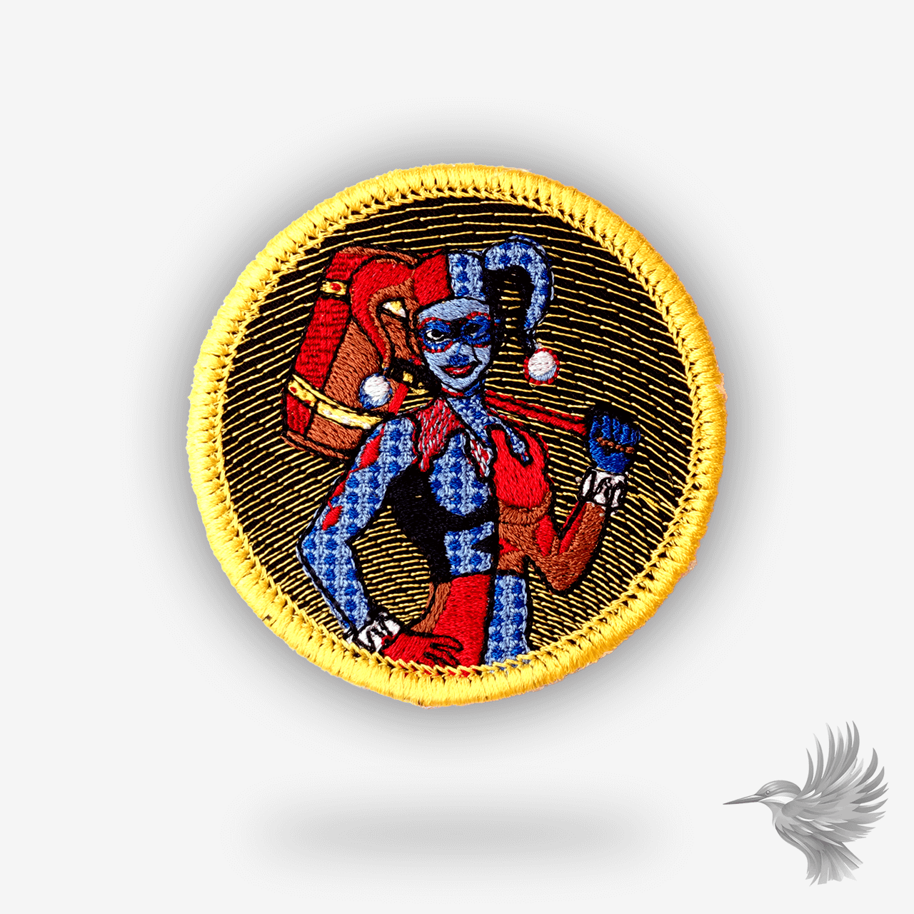 Broderet patch med kvinde i rød-sorte klovnedragt, stor hammer og blå hud – inspireret af populær tegneseriefigur