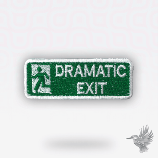 Dramatic Exit strygemærke – sjovt broderet patch inspireret af nødudgangsskilte. Perfekt til streetwear og festivaler.”