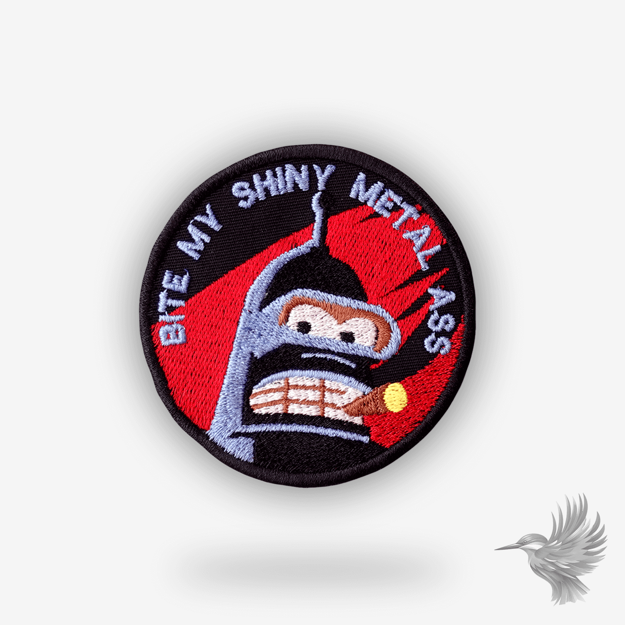 Rundt broderet patch med Bender fra Futurama og teksten “Bite My Shiny Metal Ass” – sort og rød baggrund