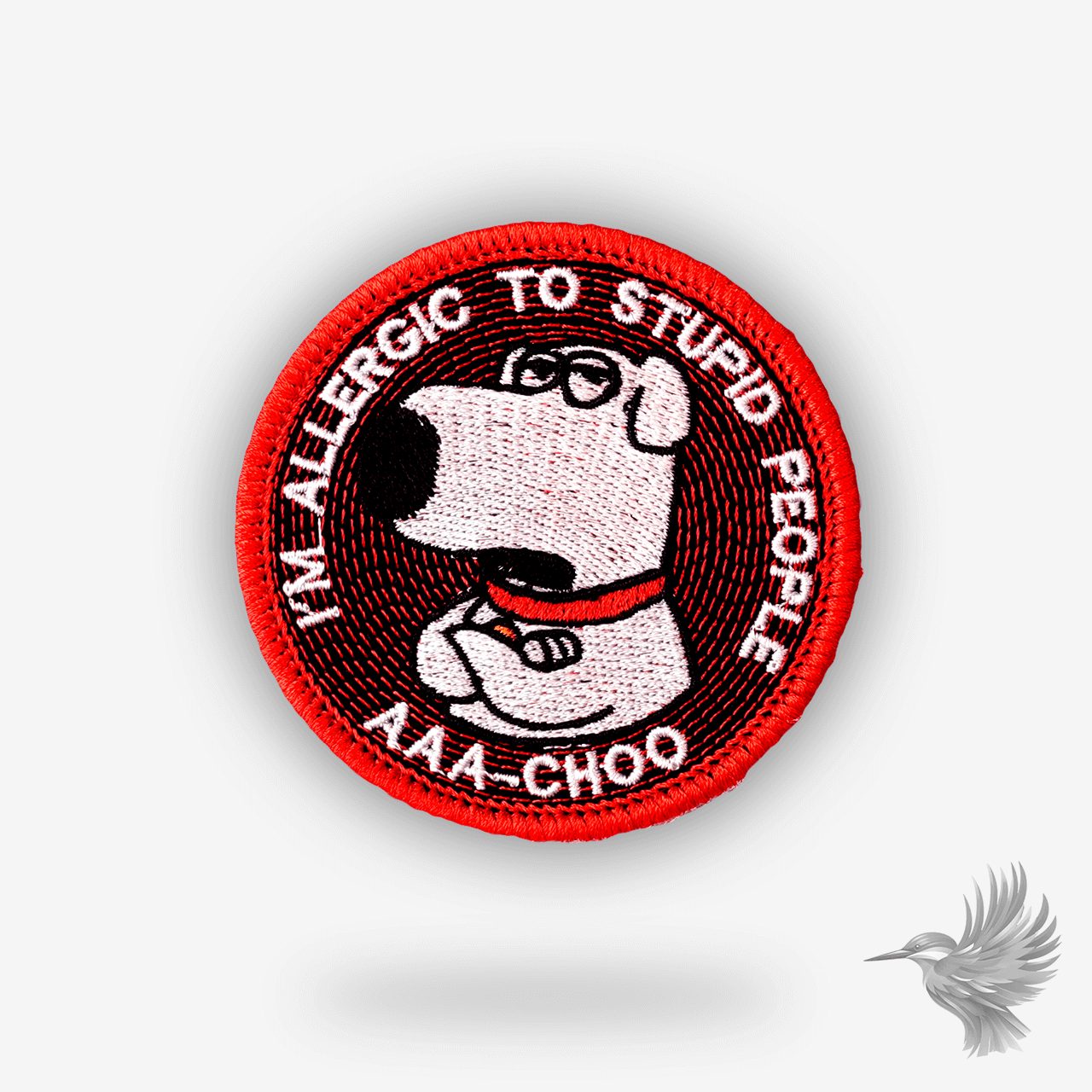 Rundt broderet patch med Brian Griffin fra Family Guy og teksten “I’m allergic to stupid people – AAA-CHOO” i rød og sort