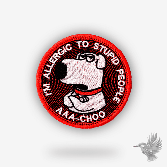 Rundt broderet patch med Brian Griffin fra Family Guy og teksten “I’m allergic to stupid people – AAA-CHOO” i rød og sort