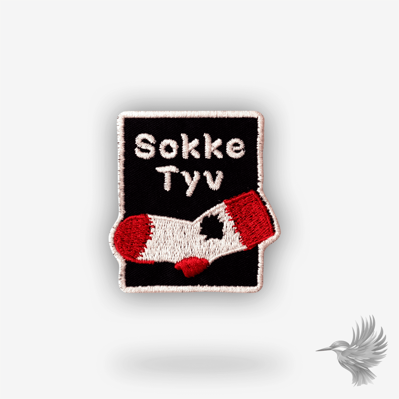 Broderet patch med teksten “Sokke Tyv” og en rød-hvid hullet sok – dansk sjovt motiv på sort baggrund
