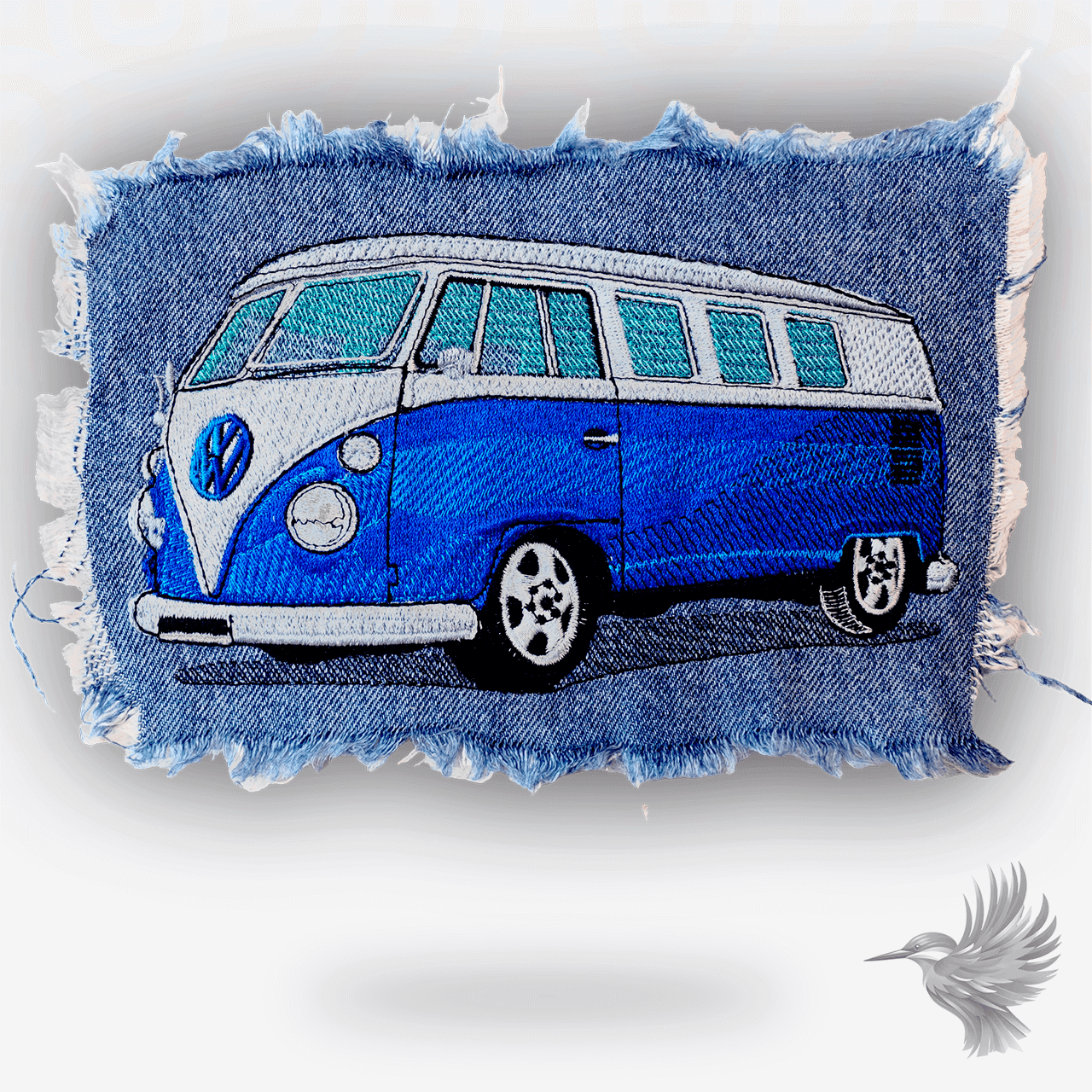 VW Bus symærke – broderet patch med retro blå folkevognsrugbrød på denim, perfekt til jakker, jeans og streetwear.