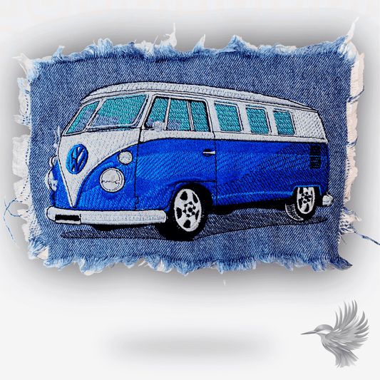 VW Bus symærke – broderet patch med retro blå folkevognsrugbrød på denim, perfekt til jakker, jeans og streetwear.