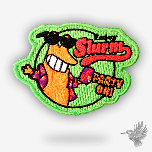Broderet patch med Slurms McKenzie fra Futurama – orange snegl med solbriller, drink og teksten “Slurm” og “Party on!”