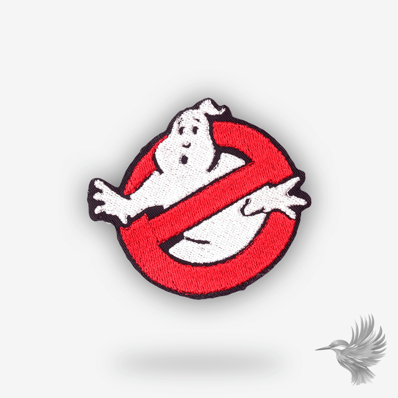 Broderet patch med Ghostbusters-logo – hvidt spøgelse i rødt forbudsskilt – retro design fra klassisk 80’er-film