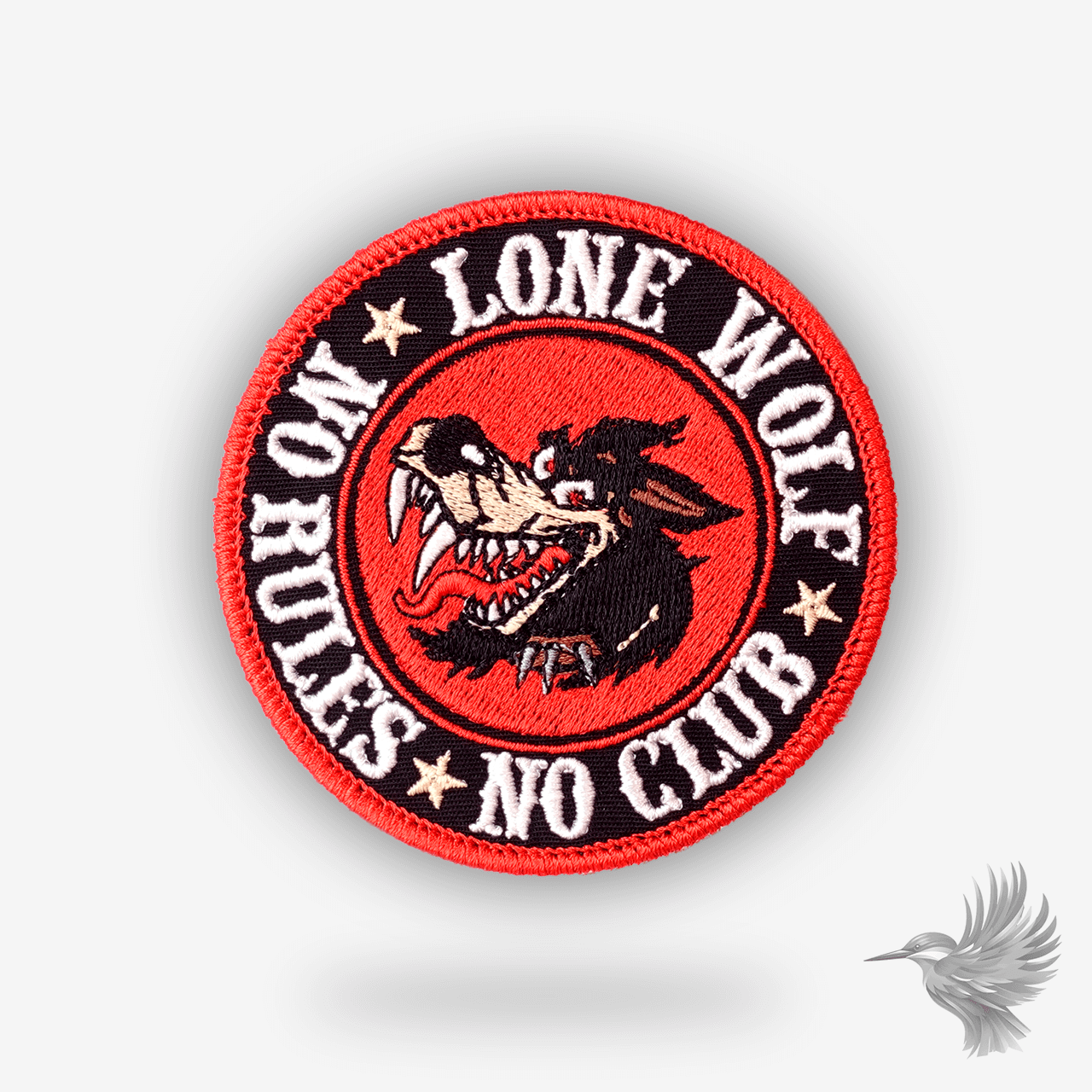 Rundt broderet patch med vred ulv i midten og teksten “LONE WOLF – NO RULES NO CLUB” i hvid på sort og rød baggrund