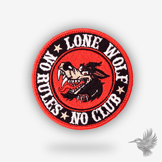 Rundt broderet patch med vred ulv i midten og teksten “LONE WOLF – NO RULES NO CLUB” i hvid på sort og rød baggrund