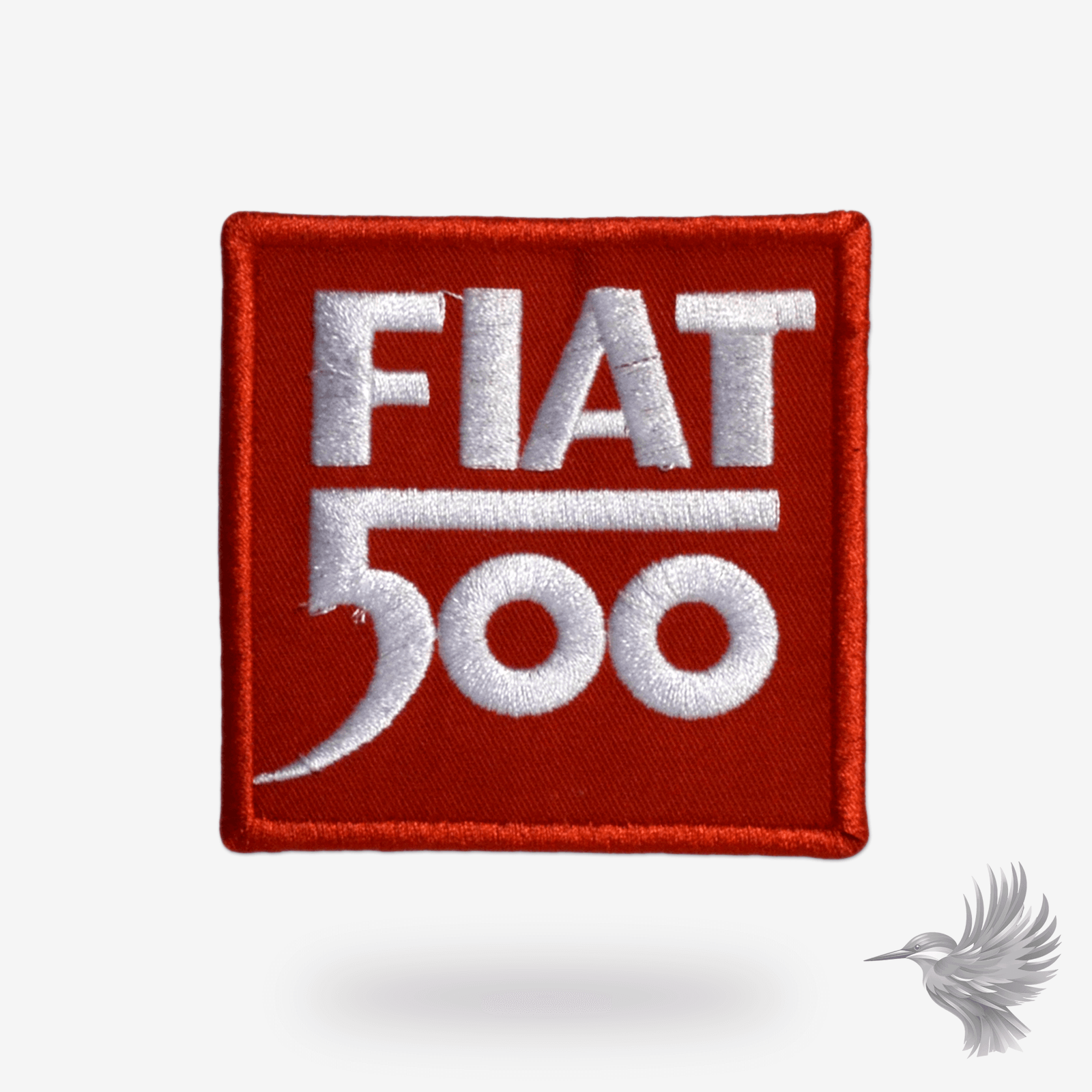 Strygemærke med Fiat 500-logo på en rød baggrund, perfekt til bilentusiaster og italiensk designstil