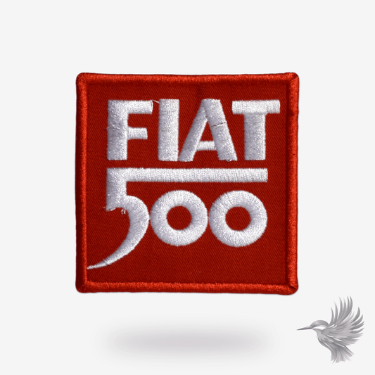 Strygemærke med Fiat 500-logo på en rød baggrund, perfekt til bilentusiaster og italiensk designstil