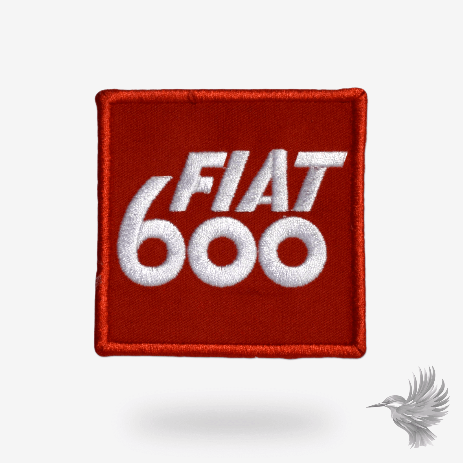 Strygemærke med Fiat 600-logo på en rød baggrund, perfekt til fans af vintage biler og italiensk design