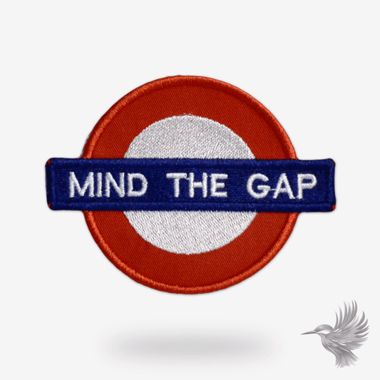 Mind the Gap Stofmærke – Urbant Strygemærke med Britisk Stil