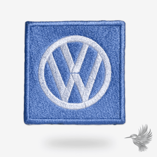 Strygemærke med det VW-logo i retro blå farve, perfekt til bilentusiaster og klassisk stil