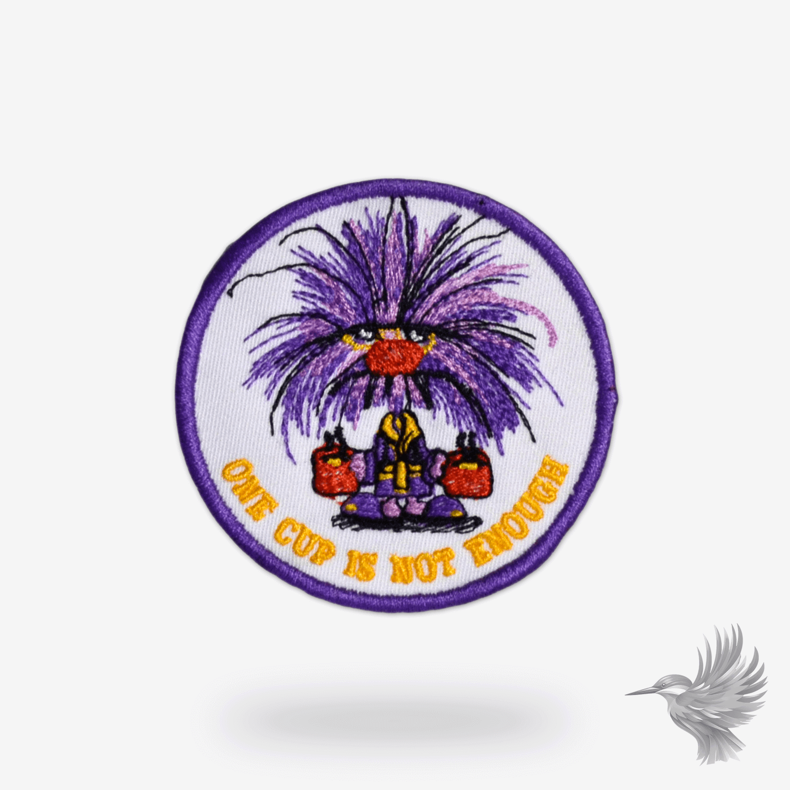 sjovt strygemærke med kaffe med tekst "One Cup Is Not Enough" og figur med kopper kaffe.