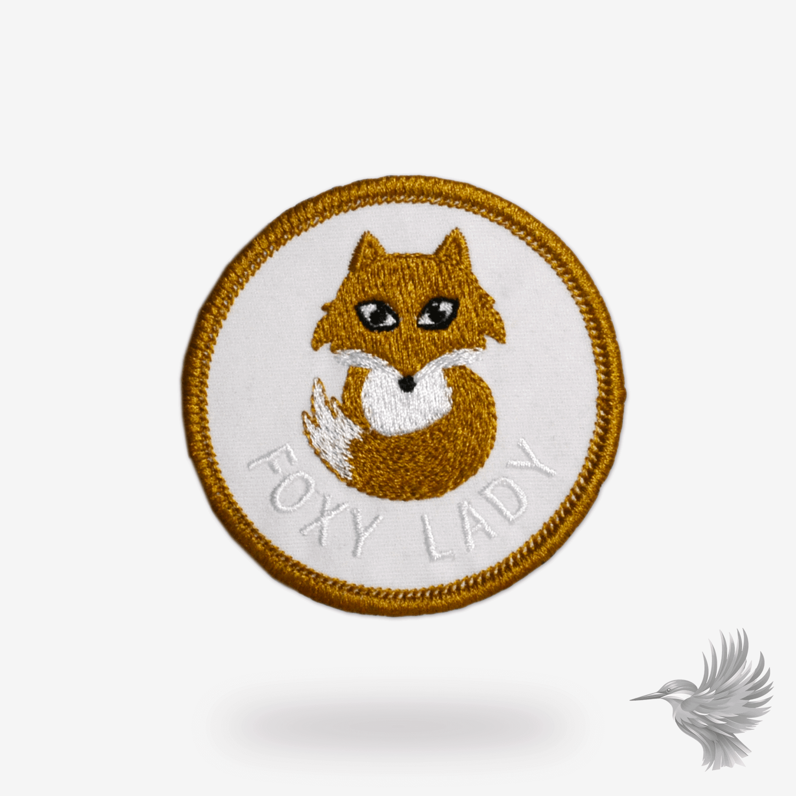 Broderet ræv strygemærke med motiv af elegant ræv og teksten 'Foxy Lady' in farverig design.