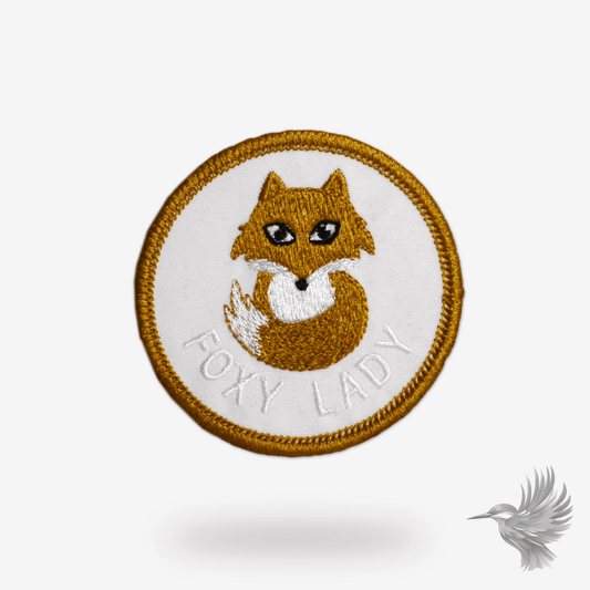 Broderet ræv strygemærke med motiv af elegant ræv og teksten 'Foxy Lady' in farverig design.