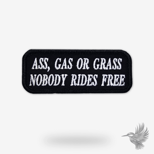 Ass Gas or Grass strygemærke med teksten "NOBODY RIDES FREE" broderet på sort baggrund.