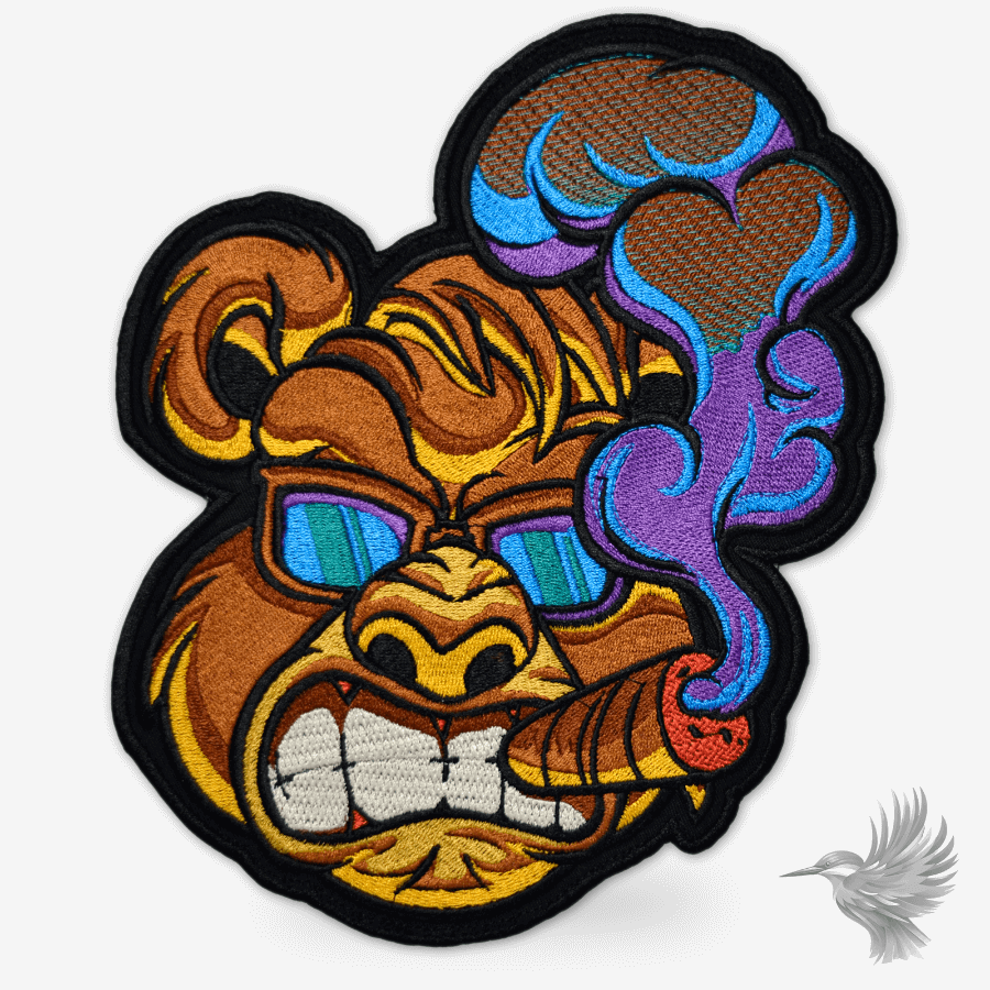 Cigar smoking bear patch symærke with sunglasses and cigar, showcasing vibrant colors and detailed embroidery.