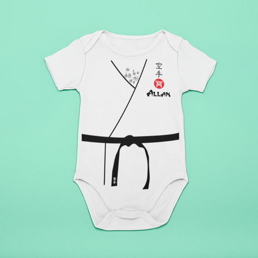 Baby bodystocking onesize rediger selv navn og får en sjov karate Gi til babyen