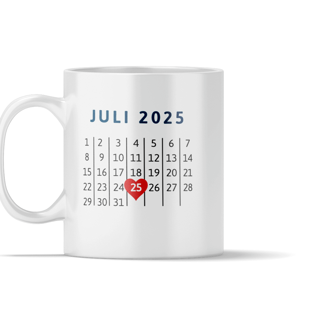 Personlig bryllupsinvitation krus med kalender og hjerte markerer datoen 25. juli 2025.