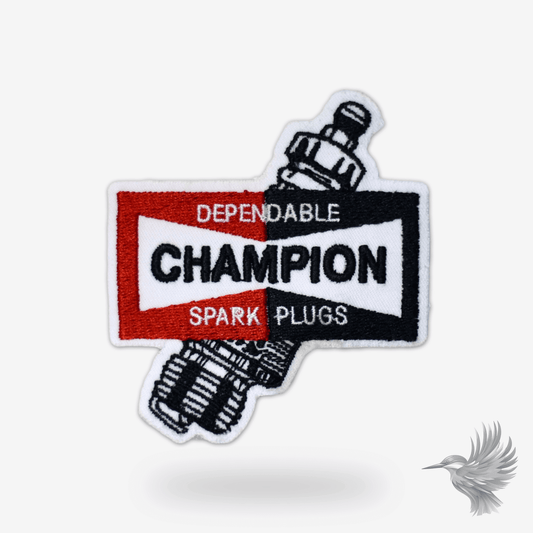 Champion Plugs Stofmærke – Motorsport-Inspireret Strygemærke med broderi af ikonisk logo og tændrør.