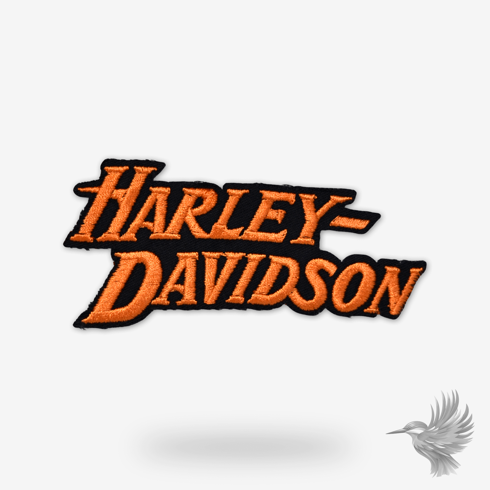 Broderet Harley-Davidson motorcykel mærke i sort og orange farve, der symboliserer frihed og eventyr.