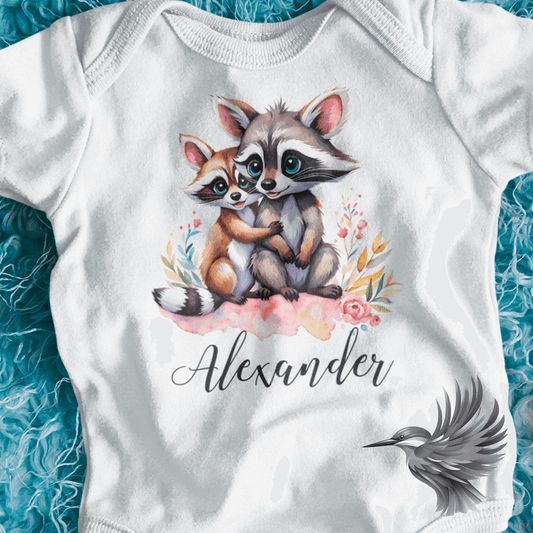 Hvid baby bodystocking med farverigt tryk og baby navn