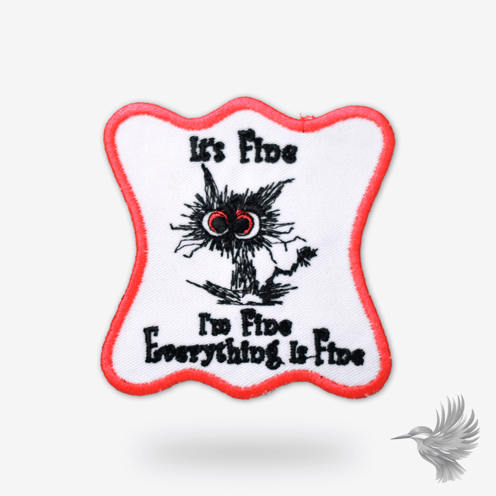 Sjov kat - It’s Fine - strygemærke med broderet kat og tekst "It’s Fine, I’m Fine, Everything is Fine"