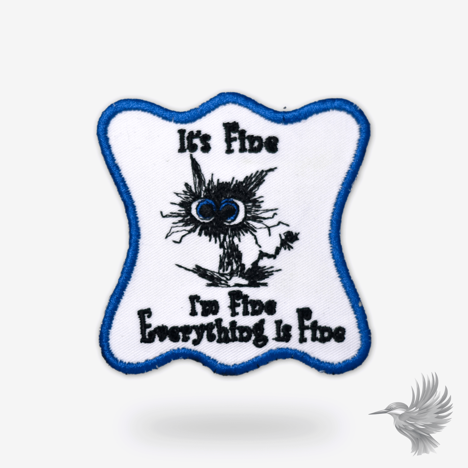 Sjov kat - It’s Fine - strygemærke med sjov kat og teksten "It’s Fine, I’m Fine, Everything is Fine".