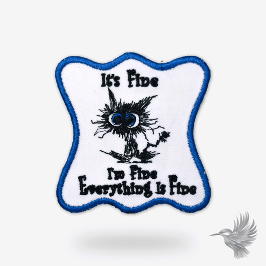 Sjov kat - It’s Fine - strygemærke med sjov kat og teksten "It’s Fine, I’m Fine, Everything is Fine".