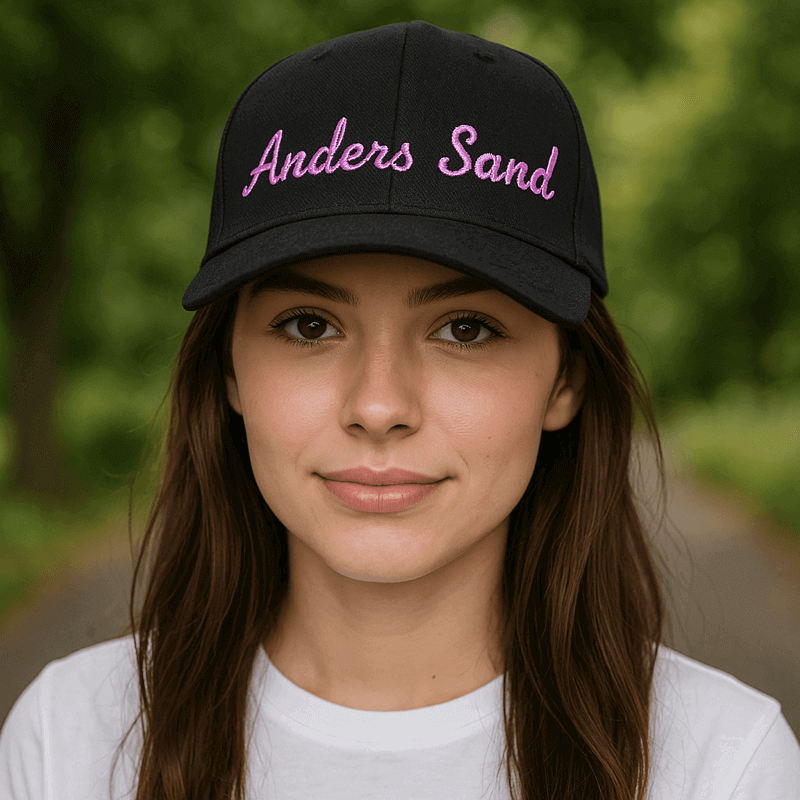 CAP kasket med din egen tekst på, sort model med pink broderi, bærer personligt præg.