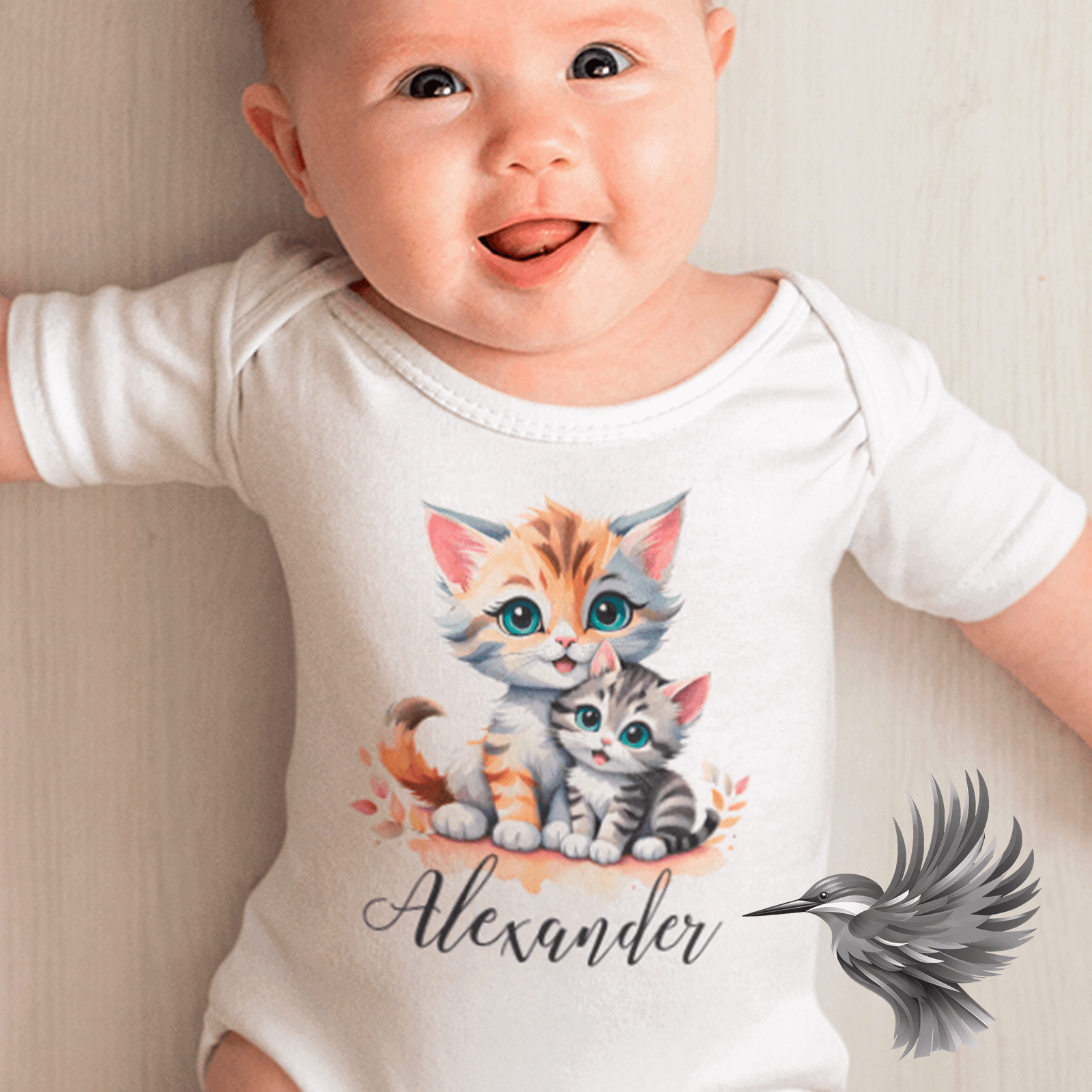 Personlig baby bodystocking med navn og sødt dyremotiv af killing og kat