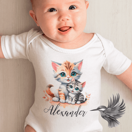 Personlig baby bodystocking med navn og sødt dyremotiv af killing og kat