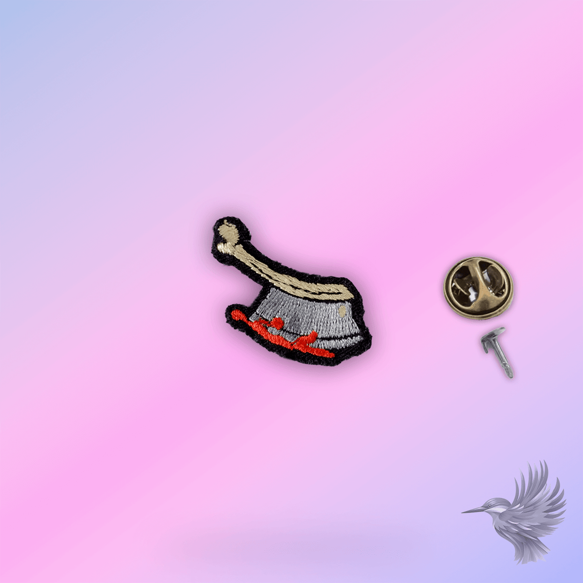 Økse Pin – broderet pin til tøj og caps med lås, detalje af økse med rød effekt, sjovt og iøjnefaldende design.