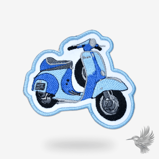 Vespa scooter strygemærke med blå scootermotiv, ideelt til at tilføje retrostil til din garderobe.