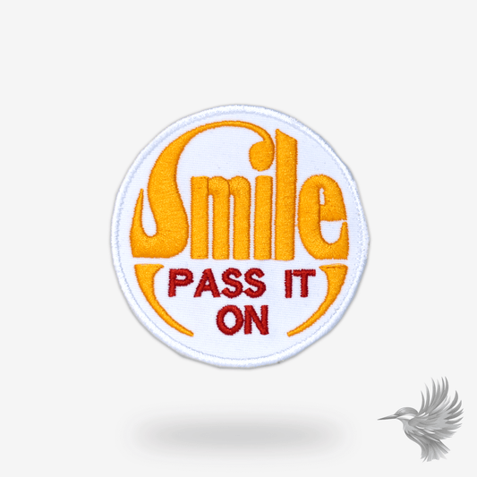 70’er design stofmærke – broderet “Smile, Pass It On” strygemærke til jakker, tasker og hoodies.