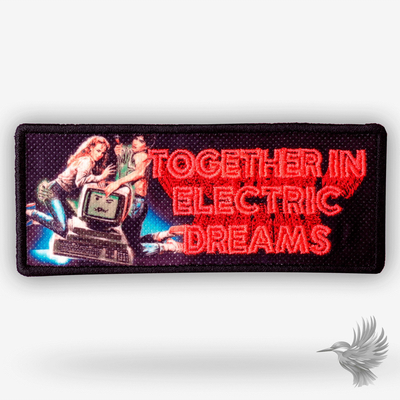 Broderet strygemærke med teksten “TOGETHER IN ELECTRIC DREAMS”, rød tekst over et retro-motiv med mand, kvinde og gammel computer – 80’er inspireret patch