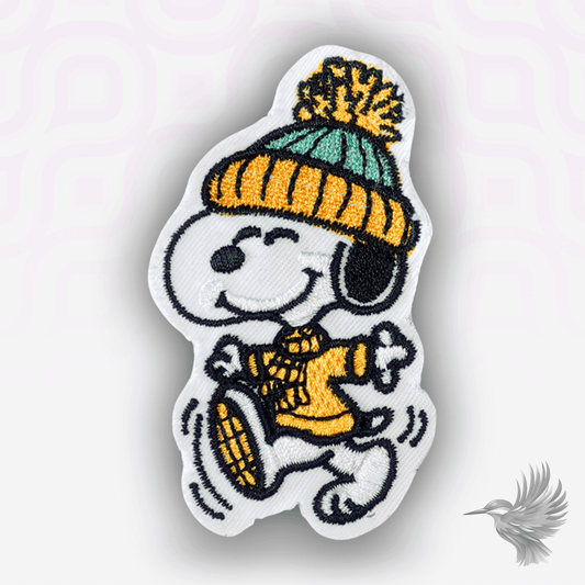 Snoopy vinter patch strygemærke med broderi af Snoopy i hue og sweater, der danser.